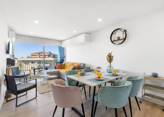 Blue Breeze | Pool View, Gym & Balcony *