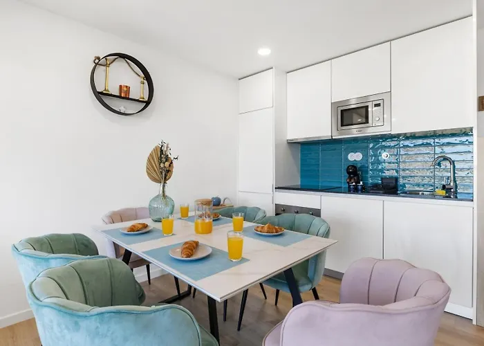 Blue Breeze | Pool View, Gym & Balcony *