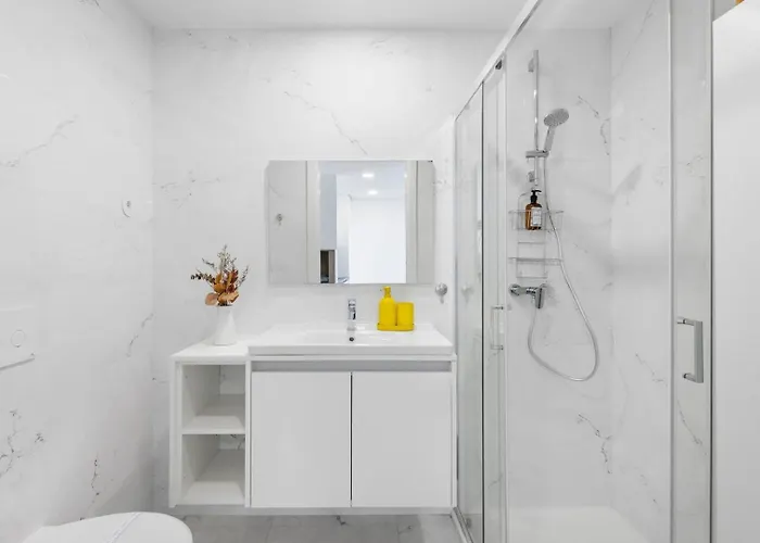 Appartement Blue Breeze | Pool View, Gym & Balcony