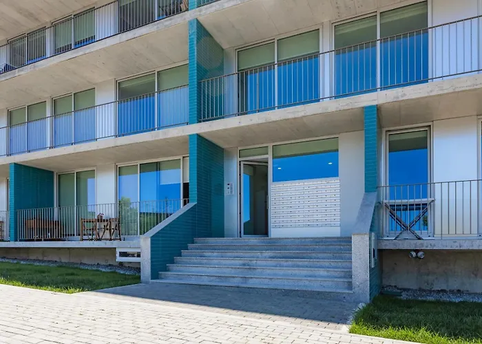 Blue Breeze | Pool View, Gym & Balcony *