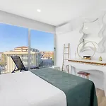 Blue Breeze | Pool View, Gym & Balcony Espinho