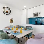 דירה Blue Breeze | Pool View, Gym & Balcony *