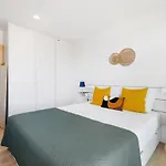 Blue Breeze | Pool View, Gym & Balcony Espinho