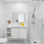Blue Breeze | Pool View, Gym & Balcony Apartman