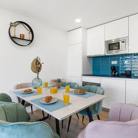 Blue Breeze Espinho | Pool View, Gym & Balcony