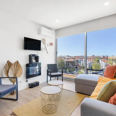 Blue Breeze | Pool View, Gym & Balcony