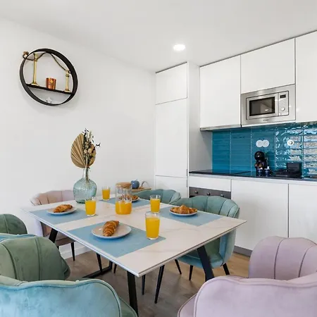 Appartement Blue Breeze | Pool View, Gym & Balcony