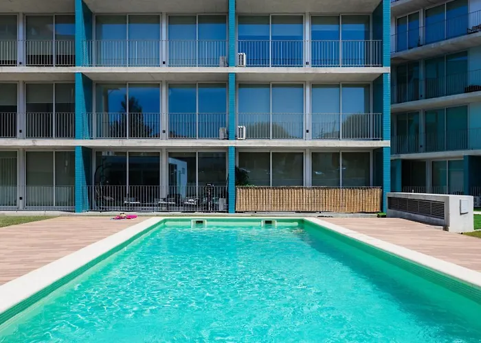 Blue Breeze | Pool View, Gym & Balcony Daire