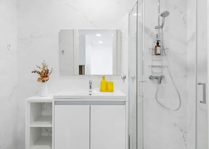 Blue Breeze | Pool View, Gym & Balcony