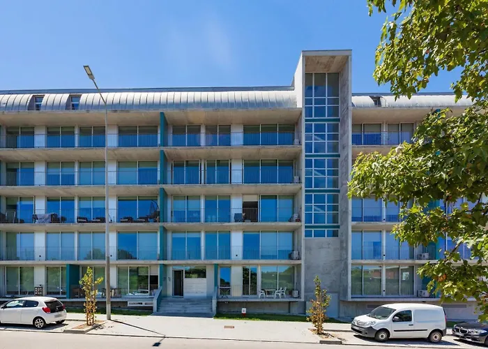 Blue Breeze | Pool View, Gym & Balcony